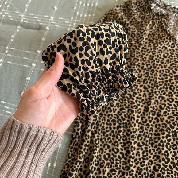 Old Navy Leopard print long sleeve blouse size M - Picture 5 of 5